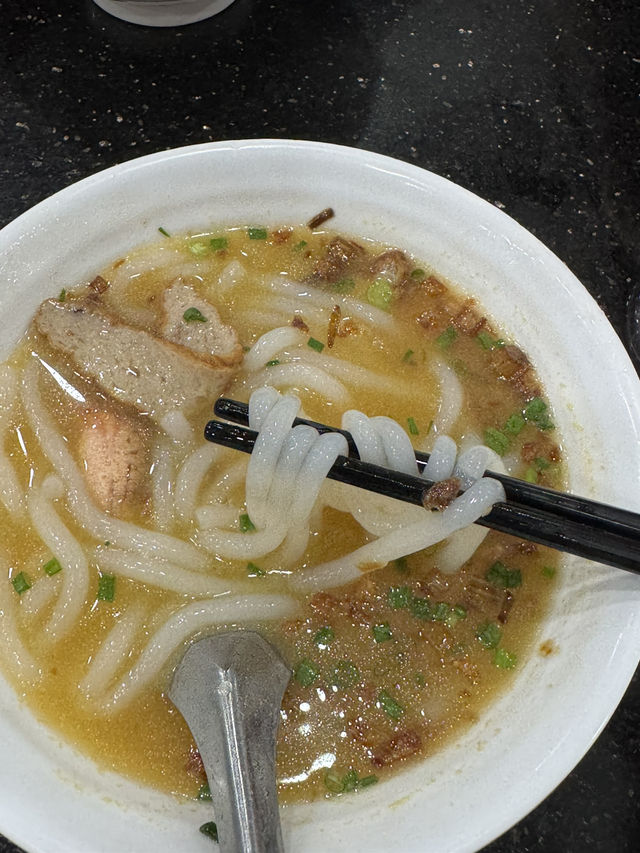 路邊矮凳 + 越南咖啡 = 真正的在地感