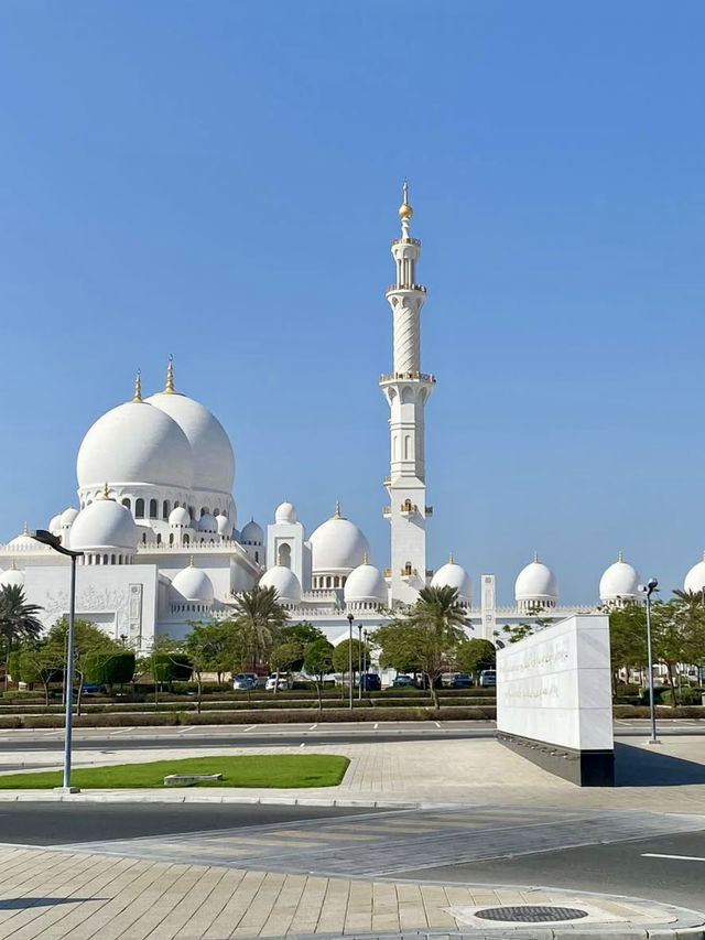 A Peaceful Walk in Abu Dhabi – Marble, Light & Quiet Grandeur