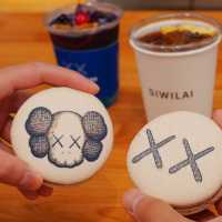  KAWS: HOLIDAY THAILAND POP-UP CAFE’ ☕️ 