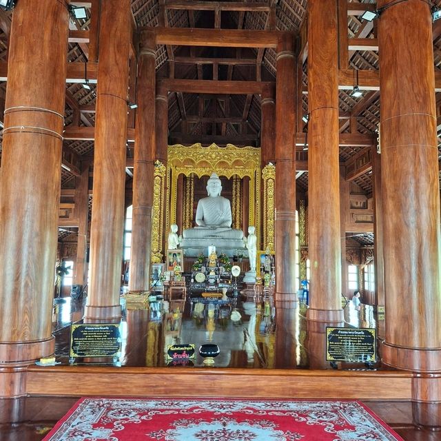 ไหว้ขอพรสมเด็จพระพุทธมหาจักรพรรดิศรีรัตนมงคล