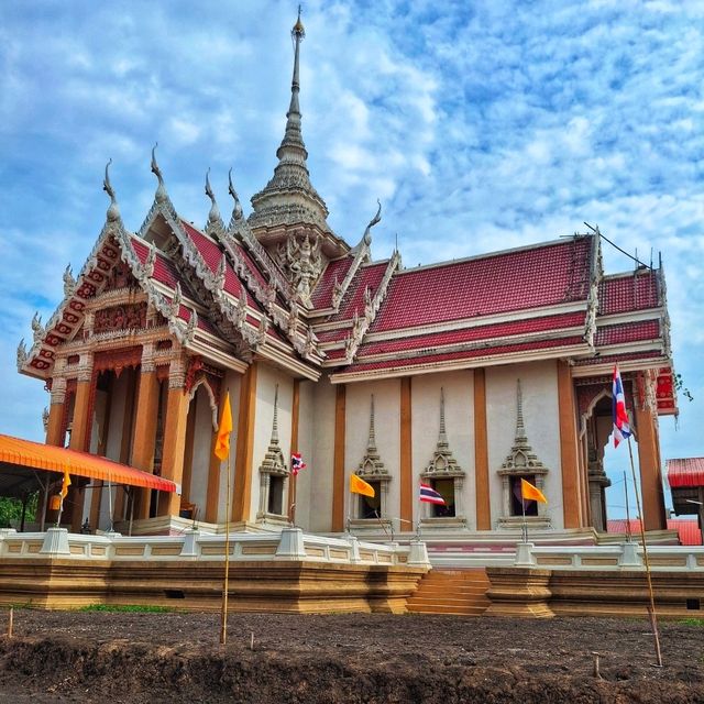 สักการะหลวงพ่อพระพุทธนฤมิตรัตนชนะมาร