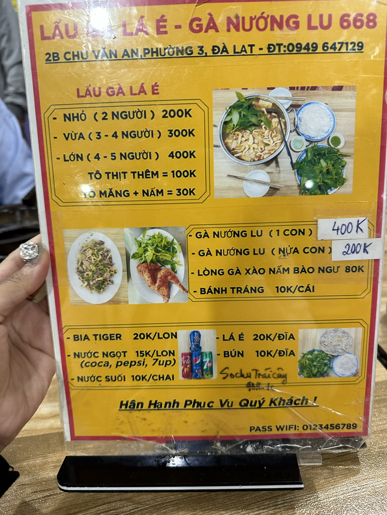 CHIẾC BÀN GỖ QUEN THUỘC TẠI QUÁN LẨU GÀ LÁ É TAO NGỘ CHI NHÁNH 3/4