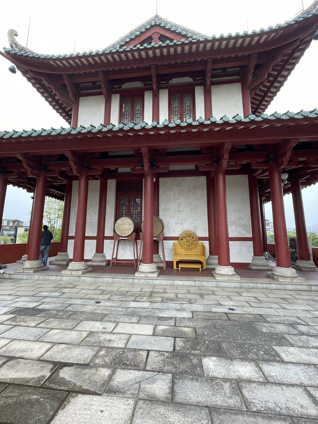 「探訪千年之美－肇慶麗譙樓的神秘魅力」🏰✨🖋️