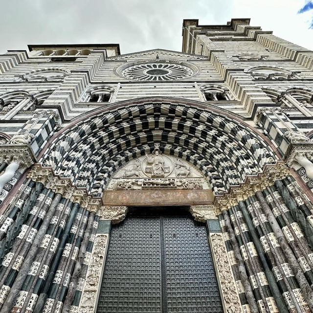 🌊 *Genoa: A Gritty-Pretty Port City of Hidden Courtyards & Pesto Dreams* 🏙️🍝