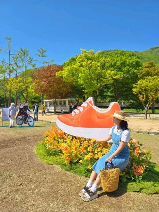 Enjoying a trip to Mungyeong with comfortable sneakers.
