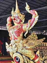 タイ王室の伝統美がここに集結。バンコクのロイヤル・バージ博物館で、壮麗な王室船に魅了されるひとときを。⚓🇹🇭✨