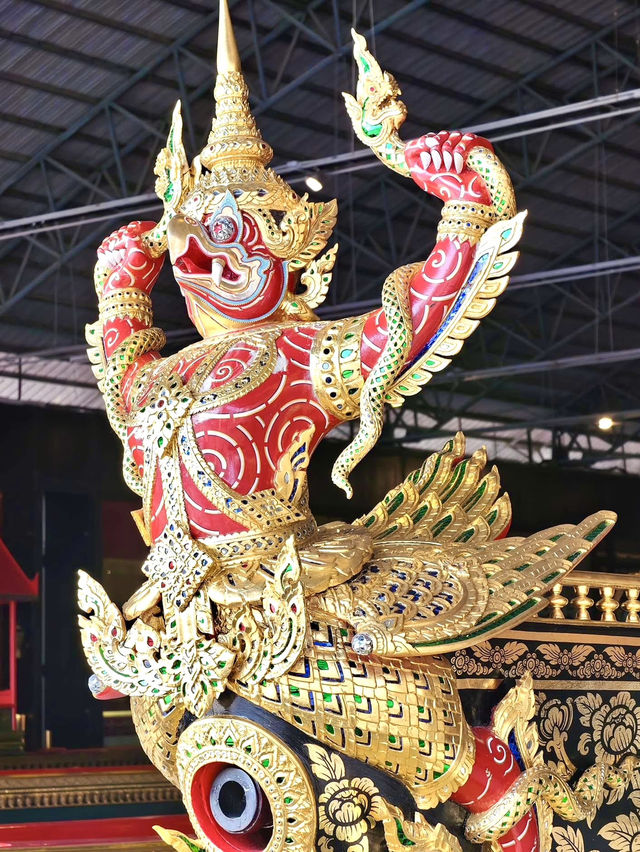 タイ王室の伝統美がここに集結。バンコクのロイヤル・バージ博物館で、壮麗な王室船に魅了されるひとときを。⚓🇹🇭✨