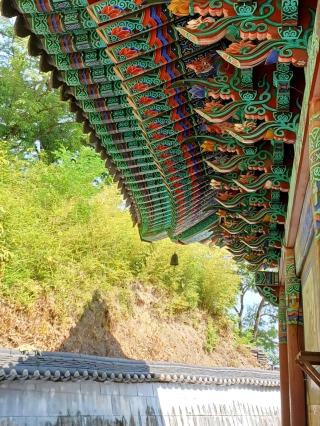 조각과 풍경이 함께하는 사찰 산책