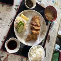 🐟早到才吃得到！名護漁港隱藏版海味食堂，生魚片新鮮厚切、魚湯鮮甜必點！