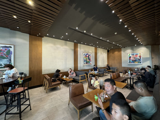 Global Comfort in Phnom Penh: Starbucks @ AEON 2 Mall