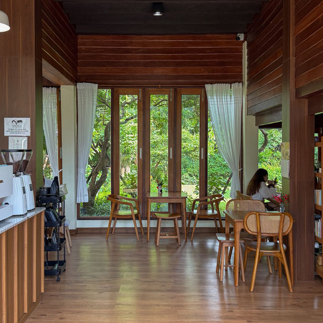 คาเฟ่บ้านไม้กลางสวนสุดชิล ย่าน #บางจาก 🏠🍃🌼