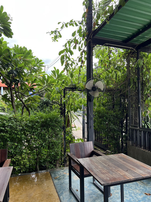 พักใจ เน้นชิลล์ ชิมหวานที่ร้าน ‘บ้านรถเขียว’ 🌿☕