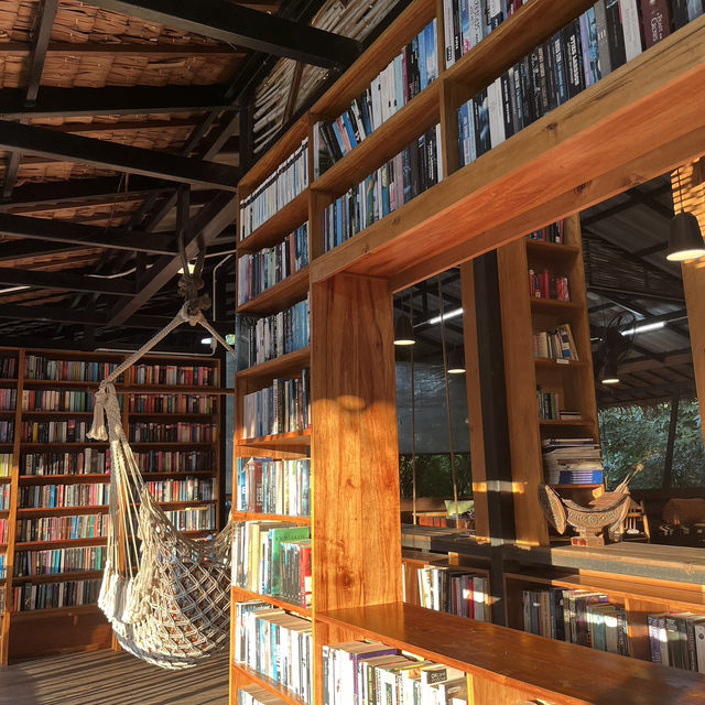 Booktree Library & Café คาเฟ่+ร้านหนังสือ ภูเก็ต