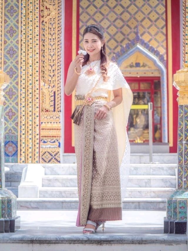  ใส่ชุดไทยไปวัดราชบพิธฯ