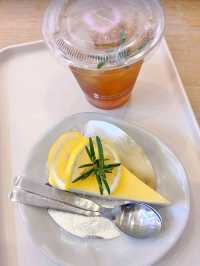 Mali Cat Cafe เป็นคาเฟ่แมวที่อยู่ตรงข้าม ม.บูรพา