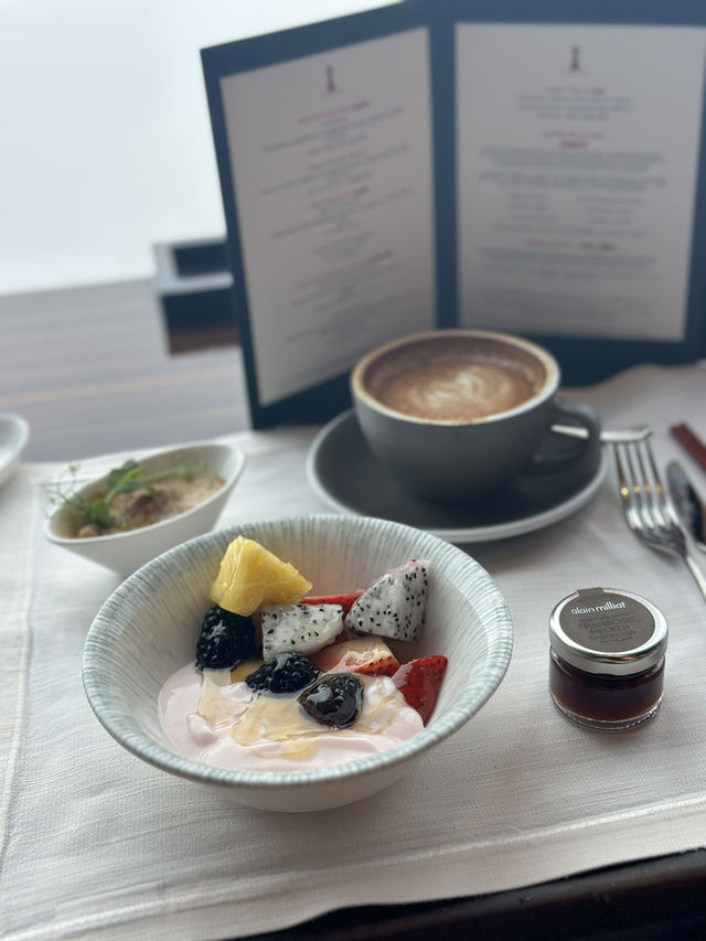 【女子旅必見】The Ritz‑Carlton Hong Kongで特別な食事を🍽️