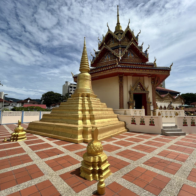 Solo Traveler's Guide to Wat Chayamangkalaram: Penang's Reclining Buddha Temple** 🏯✨