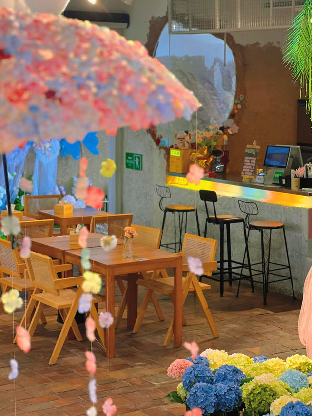 🌸 Petal Rain at Mili Sky Garden Café, Quanzhou