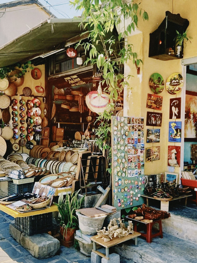 🌸 Hoi An – Timeless Charm by Day & Magical Glow by Night 🏮  🌸 Hoi An – Timeless Charm by Day & Magical Glow by Night 🏮