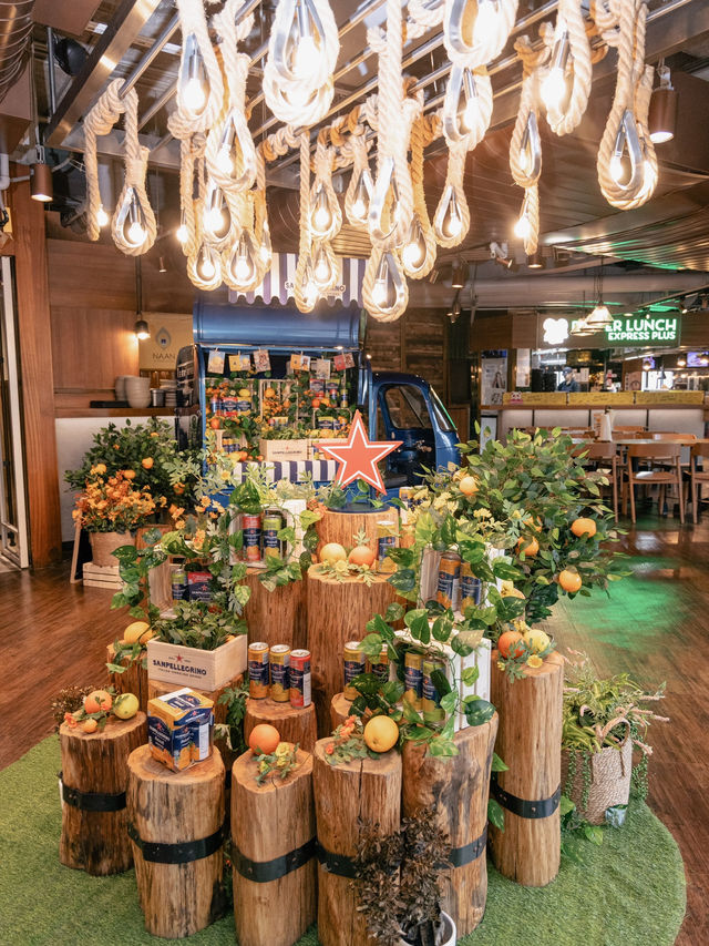 🍹Happy Hour 嘆返杯Sanpellegrino夏日雞尾酒  每次嚟香港嘉里酒店百味村，都覺得呢度好Relax！ 呢度總喺會有好多外國人喺到 Happy Hour  最近推出歡樂時光優惠，所