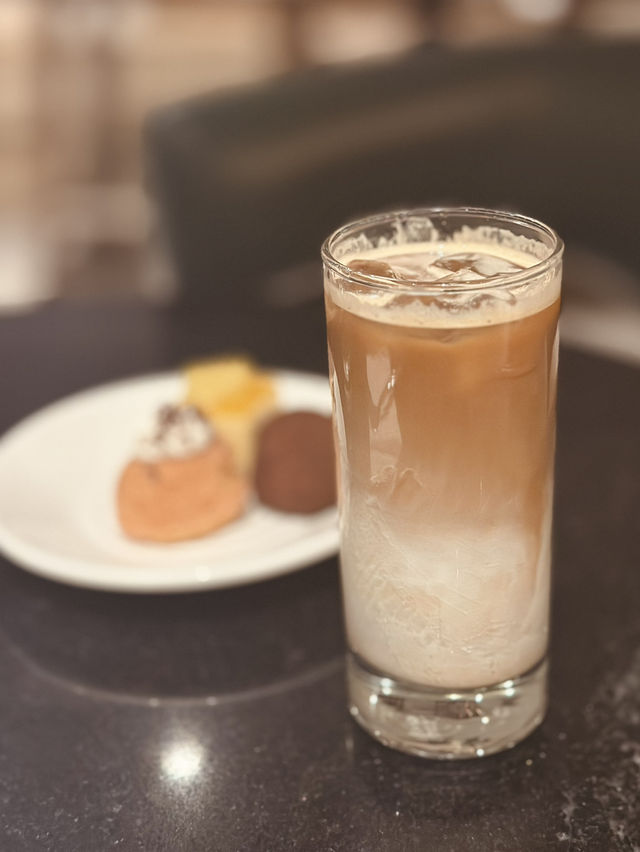 Pre-Flight Bliss: Plaza Premium First Lounge Experience at HKIA Pre-Flight Bliss: Plaza Premium First Lounge Experience at HKIA