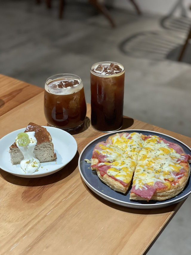 단골집 추천 타이난 ‘IBT coffee’ — 밤까지 이어지는 조용한 우드톤 라운지 ☕🌙