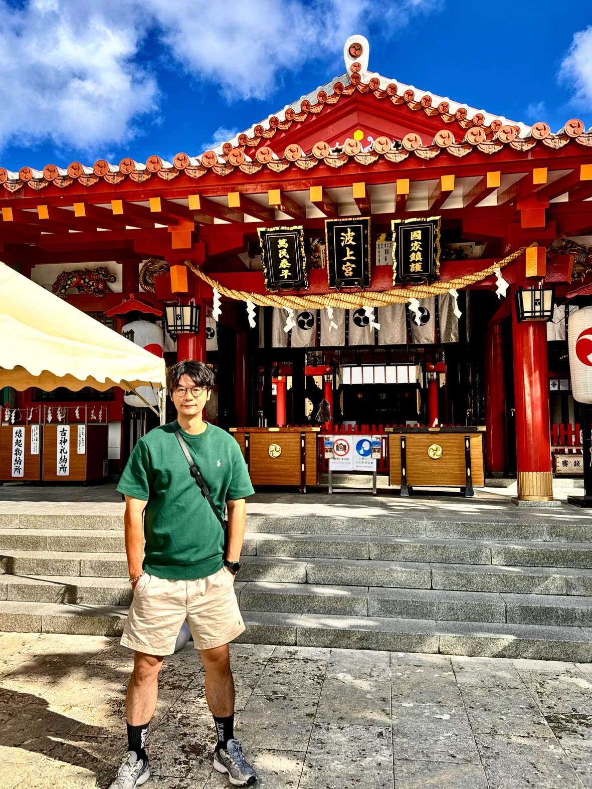 這趟沖繩之旅，
實際僅有2天行程。
不過，
走訪了多處具代表性的景點與美食。
首先來到波上宮，
參拜後還到神社後方的海灘拍照，
蔚藍海景與紅色鳥居相映成趣。
接著參訪護國寺、沖宮、西來院達摩寺，
最後抵達莊嚴的首里城、識名宮，
以及歷史悠久擁有鐘乳石洞奧宮的普天滿宮。
一路收集御朱印與首里城的城印，
既是旅行紀念，
也是心靈安定的象徵。
美食方面，
品嚐了入口即化的石垣牛，
新鮮海鮮料理，
還有酥脆多汁的阿古豬排，
味蕾滿足不已。
最後在 Parco City 海洋展望台俯瞰海景，
以夕陽作結。

這次沖繩之行雖然短暫，
但充實了文化體驗，
也留下美好的味覺與視覺回憶。