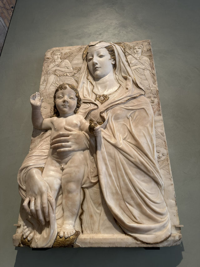 🖼️ Louvre Museum: A Timeless Treasure in the Heart of 