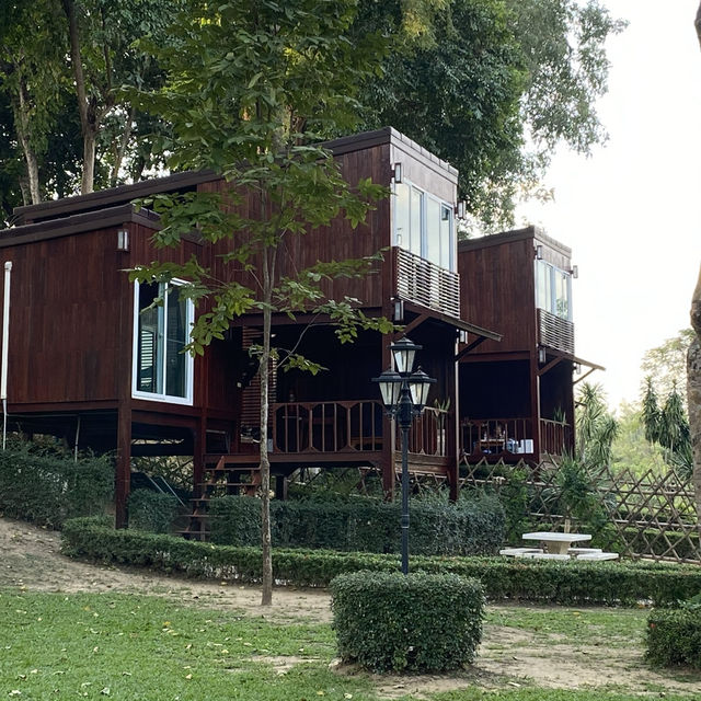 บ้านไม้สุดชิล 🌳 ที่หาดบ้านดินรีสอร์ท ไทรโยค