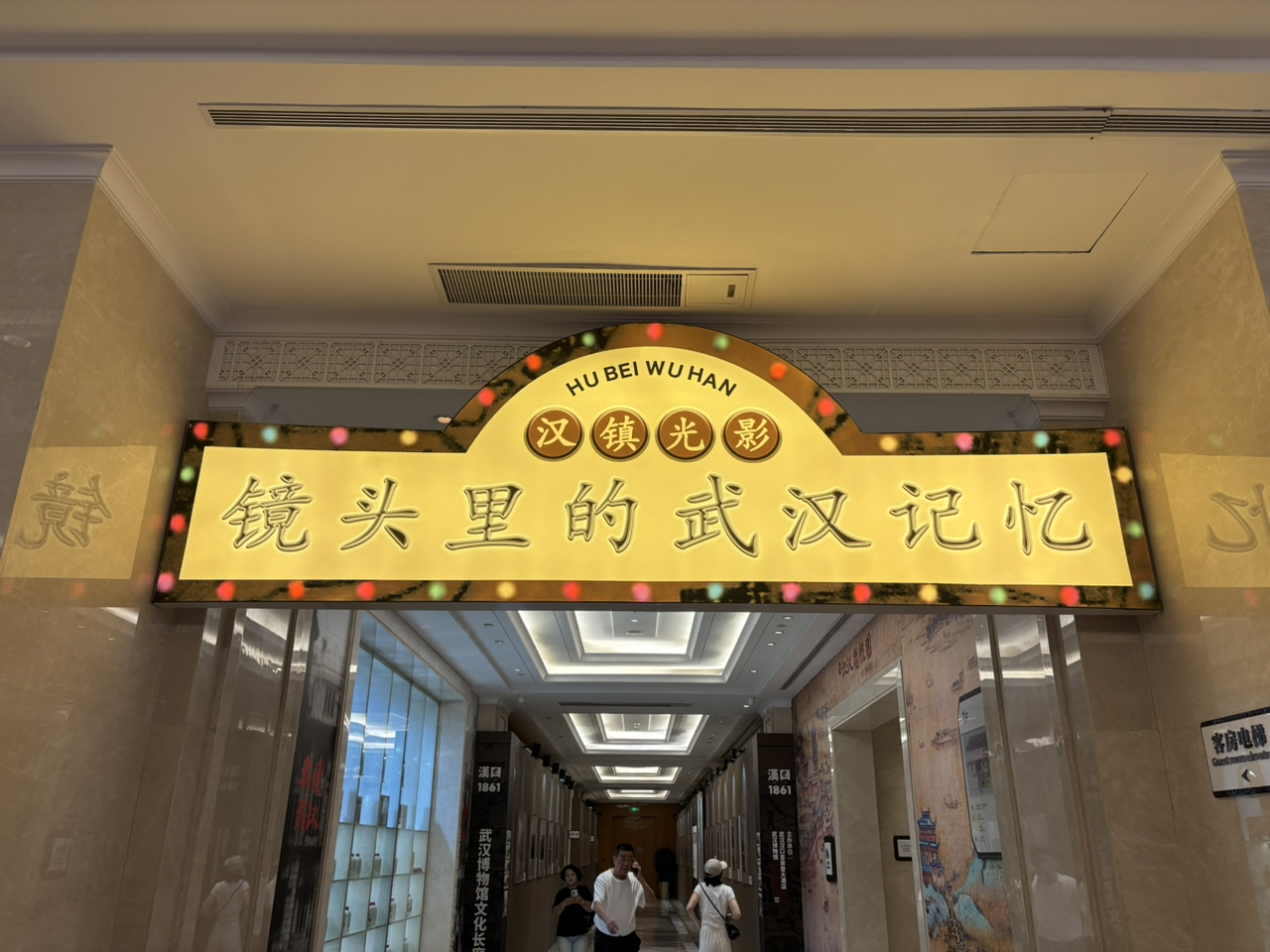 武漢一日遊攻略|脫離網紅打卡,只逛當地人的武漢記憶
有沒有想過用一天時間,避開擁擠的黃鶴樓和熱鬧的江灘,只在武漢尋找本地人喜歡的生活畫面?這次行程,從東湖的清晨到漢正街的煙火氣,再到夜晚順豐茶盞碼頭的紅藍色夜景,把城市的靜謐與市集的人間煙火都裝進鏡頭裡,更不用特意自駕,打didi就能去到每一個目的地,省心又高效。最後,入住評價超讚的武漢漢口喜來登飯店,用一頓豐盛的早餐為完美旅程收官。
一日武漢閒逛路線盤點
第一站|東湖生態旅遊風景區
如果你也不愛去人多的名勝,可以像我一樣選擇清晨的東湖。漫步在湖北省武漢市武昌區沿湖大道16號的東湖畔,大片綠色草坪和濃密森林環繞下,鏡頭裡不只有湖光山色,還有紅色中式牌樓點綴其中,是武漢獨有的現代與自然融合畫面。這裡沒有熙熙攘攘的遊客,適合清靜拍照,也適合讓思緒慢下來。東湖全年營業,隨時能走進,這裡真的是城市中的天然氧吧。
第二站|漢正街品牌服飾批發廣場+漢正街小商品市場
想買衣服不用去高級商場,下午直接到漢正街,武漢人的購物天堂。批發廣場和小商品市場挨著,逛街熱鬧又實惠。不用擔心找不到定位,打開didi,手指一點就到達。批發廣場讓你一站式淘到時髦服飾,從網紅爆款到基礎款都有;小商品市場更是琳琅滿目,生活雜貨、特色飾品、各種創新小玩意應有盡有,而且這裡的小吃攤是我的重點推薦:比如熱乾麵、豆皮、糯米雞都值得試試。市場裡環境接地氣,氣氛就像電影裡的市井武漢。
第三站|夜晚順豐茶盞碼頭
夜晚的武漢在順豐茶盞碼頭就能感受超有氛圍的紅藍色夜景。江岸燈火透明、倒影斑斕,現代建築在燈光下顯得格外酷,拿起手機隨手一拍,都能得到城市大片。這一站適合慢慢感受城市的夜的溫度,無需趕路,江邊微風和建築燈光把武漢的夜色襯托得浪漫又生動。
住宿推薦|武漢漢口喜來登大飯店
住在範湖路80號的武漢漢口喜來登大飯店簡直是完美收官。飯店緊鄰火車站和地鐵,交通超便利,去哪兒都方便。環境靜謐,設施齊全,包括健身房、泳池等,幹凈舒適。重點推薦早餐,種類超級豐富,本地特色小吃全部涵蓋,熱乾麵、三鮮豆皮、糯米雞、麵窩、牛肉粉……如果住在這裡,千萬別錯過飯店早餐,滿足你的武漢味蕾。
出行交通提示
武漢城市大、地鐵四通八達,搭配didi叫車很方便,價格合理效率高,節省時間還能隨心換目的地。有時間可以試試地鐵+步行模式,市區打車基本不會堵車,比較適合一日短線快閃。
溫馨小貼士
● 避開熱門時段、景點,城市體驗更舒適,拍照不會被路人佔滿鏡頭。
● 早上去東湖更適合散步和拍自然景色,下午漢正街找衣服還能順便吃地道武漢小吃。
● 夜晚可以選安靜的濱江地段觀夜景,少人更有氛圍。
● 飯店早餐安排好時間,不要錯過品嚐武漢特色早點。
#武漢一日遊 #東湖風景區 #漢正街購物 #喜來登飯店早餐 #武漢夜景