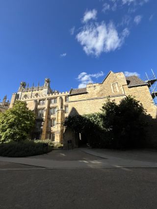 🇬🇧 Check out the British artsy vibe! Stroll through Oxford University gardens + Harry Potter filming locations ✨