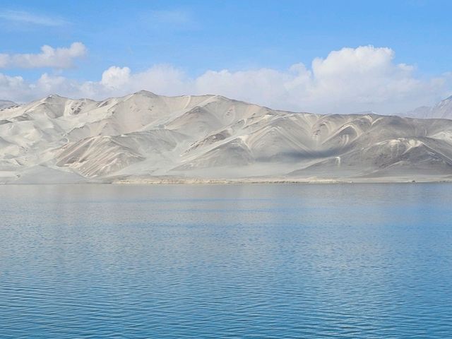 在阿克陶與白沙湖相遇,高原中藍寶石 在阿克陶與白沙湖相遇,高原中藍寶石