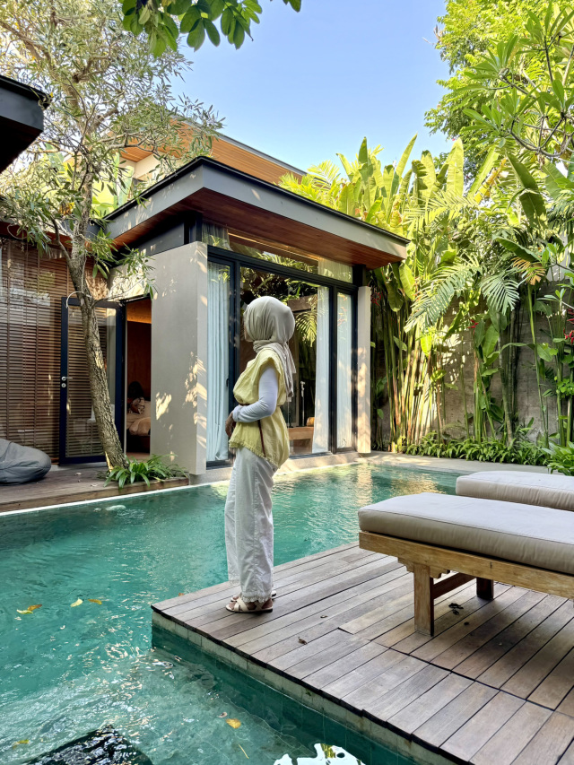 #staycationmewah The Akasha Canggu Villa cocok banget buat kamu yang pengen stay di villa private dengan suasana tenang dan eksklusif. Setiap villanya dirancang luas dan elegan, dilengkapi private pool, area living yang nyaman, serta interior modern yang terasa hangat. Ambience di dalam villa benar-benar calm dan intimate, bikin waktu istirahat jadi maksimal dan jauh dari hiruk-pikuk.
Lokasinya strategis, dekat pantai dan café-café hits Canggu, tapi tetap terasa secluded begitu masuk area villa. Cocok untuk honeymoon, couple getaway, sampai liburan santai bareng keluarga atau bestie. Pelayanan stafnya juga ramah dan profesional, bikin pengalaman menginap makin nyaman. The Akasha Canggu Villa ini pas buat kamu yang cari privasi, kenyamanan, dan vibes luxury dalam satu tempat #TheAkashaCanggu #CangguVilla #LuxuryVilla