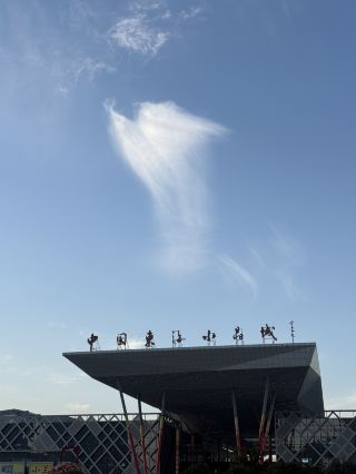 When it comes to the East China Sea, everyone’s first association is probably the bright crystal! This trip takes you directly to the East Sea Crystal City to appreciate the piles of amethyst raw stones - every angle shines with a natural light, collectors and photo control will definitely fall in love. The exhibition hall not only displays rare ores, but also uses modern design to decorate the entire Donghai County like a fantastic "gem box". Visiting on a sunny day, feeling the purity and transparency of the crystal world, is simply healing MAX.

🌟Attraction Inventory Recommendation:
- East Sea Crystal City
The East Sea Crystal Museum and Crystal City are large modern integrated spaces that combine exhibition, sales, and catering. The most shocking thing is the amethyst raw stones in the exhibition hall, piled into a brilliant landscape, as the lights move, reflecting layers of different beauty. Walking under the silver-white modern glass building, you feel like you have stepped into a fantasy series.

The pavilion also features a Western restaurant and light snack area, where you can enjoy afternoon tea while sitting in front of the floor-to-ceiling windows while admiring the crystals. Whether it's a family outing or a couple's photo shoot, every corner here is very photogenic, and we especially recommend you to visit on a sunny day - the crystals are more crystal clear in natural light.

🏛️ Basic Information:
- Attraction name: East Sea Crystal City
- Address: No. 1, North China Road, Donghai County, Lianyungang City
- Opening hours: Open all day, year-round

▸How to play more comfortably?
Tip: Be sure to bring a camera or enough mobile phone battery, the scene has plenty of light, how to shoot how beautiful! Donghai Crystal City is spacious, the amethyst area is the most popular; if you have plenty of time, you can also participate in the small craft workshop in the museum, DIY your own crystal jewelry. (Some facilities require on-site reservations, advance consultation is recommended)

▸Transportation guide
With easy access to Donghai County Town, Crystal City is superiorly located from Zhonghua North Road, the main road in the city center, which can be reached directly by local public transportation or by self-driving navigation. There are plenty of parking spaces in the surrounding area, so you don't have to worry about congestion.

▸ Food recommendations
The restaurant menu of Western-style architecture in the museum takes a light snack route, including crystal-themed desserts, coffee and fresh salads. If you have time, you might as well try the well-known Donghai crystal dumplings in the city - the crust is crystal clear and the taste is special.

▸Practical tips
- The museum and Crystal City are open year-round, with less crowds in the off-season for a better experience
- The temperature in the amethyst exhibition area is slightly lower, remember to bring a thin jacket
- Some items in Crystal City can be purchased on site, super convenient for gift giving needs
- If you have children traveling with you, remember to check in advance whether the venue has a parent-child interaction area or activity arrangements

This East Sea Crystal Tour, there are exhibitions, food, check-in and shopping, super suitable for holiday arrangements! When you come to the East China Sea, you not only appreciate the crystals, but also feel the modernity and warmth of the city.

#East Sea Crystal #Photo Spot #Travel Tips #Amethyst Raw Stone #Lianyungang Travel