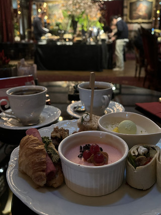 Традиционное чаепитие в Kubbeli Lounge отеля Pera Palace