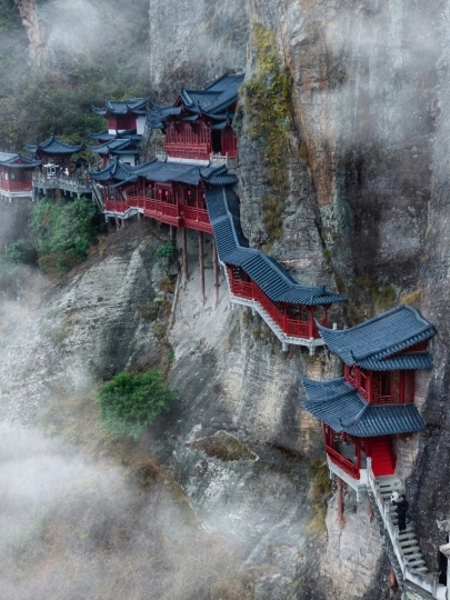 If you're tired of crowded tourist spots and want to experience an ancient town vibe + mountains + mysterious caves + cliffside temples all in 2 days and 1 night, save this itinerary!
📍 Jiande (建德) · Zhejiang
Just a 1-hour high-speed train ride from Hangzhou, but the atmosphere feels like stepping into the 1986 version of "Journey to the West."
🗓 2-Day, 1-Night Trip (Follow this itinerary)
Day 1
Shouchang Ancient Town → Lingqi Cave → Stay at Yan Zhou Ancient Town
Day 2
Yanzhou Ancient Town → Daci Rock → Return to Hangzhou
🌄 Must-Visit Highlights
🏯 Jiangnan Hanging Temple
Half of the temple is embedded in the cliff, while the other half seems to float in mid-air. Every angle is like a scene from a fantasy movie. There's a golden Maitreya Buddha statue with two faces at the top of the mountain—majestic and awe-inspiring. Tip: Take the cable car up and slide down for extra fun.
🏞 Daci Rock Scenic Area
A perfect blend of nature and Buddhist culture, earning the nickname "Little Jiuhua of Western Zhejiang." Features include a glass walkway along the cliff and panoramic views of Daci Rock.
🕳 Lingqi Cave
The filming location for the 1986 "Journey to the West." A massive cave resembling an underground palace, accessible by boat through an underground river. Inside, illuminated stalactites and stalagmites create a surreal world.
🌙 Qingfeng Cave & Aiyun Cave
Cool temperatures year-round. Aiyun Cave features a giant moon installation that's perfect for photos.
🏮 Yan Zhou Ancient Town (Best place to stay)
An ancient town with 1,800 years of history. Perfect for a leisurely stroll all day.
• Climb Chengqing Gate for views of the river and ancient streets.
• Explore charming local craft shops.
• Enjoy the Long Table Banquet during festivals.
• Experience the Shrimp Lantern Parade after Chinese New Year—a lively atmosphere.
🌙 At night, visit 909 Night Snack Street
Try Jian De stuffed tofu, grilled skewered fish, and local rice snacks—a foodie’s paradise.
🚗 Getting There
• High-speed train from Hangzhou → Jiande
• Rent a car or take a taxi from Jiande/Jiande South Station for convenience.
• The caves and mountains are close to each other.
💭 Personal Thoughts: Jiande is a city that's "not famous but truly amazing."
It's not crowded, with stunning mountain views + ancient town charm + mysterious caves all in one place. Perfect for those seeking a peaceful, ancient Chinese vibe.