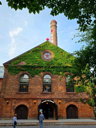 紅磚的浪漫與新鮮生啤的暢快！札幌必去景點「札幌啤酒博物館」 。