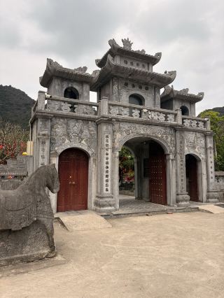 ニンビンの隠れた石造寺院：サイクリングで訪れる最高の隠れ家