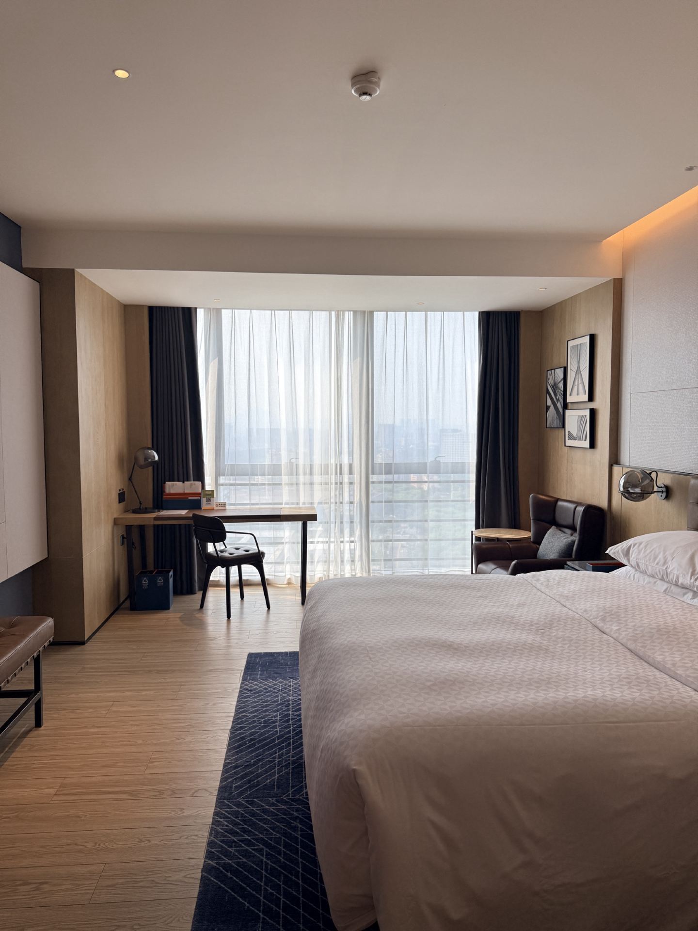 Giá phòng tại các khách sạn Marriott bắt đầu từ 400 HKD/người, bao gồm 2 bữa ăn!!