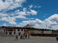 Super beautiful and impressive temple - totally worth a visit!