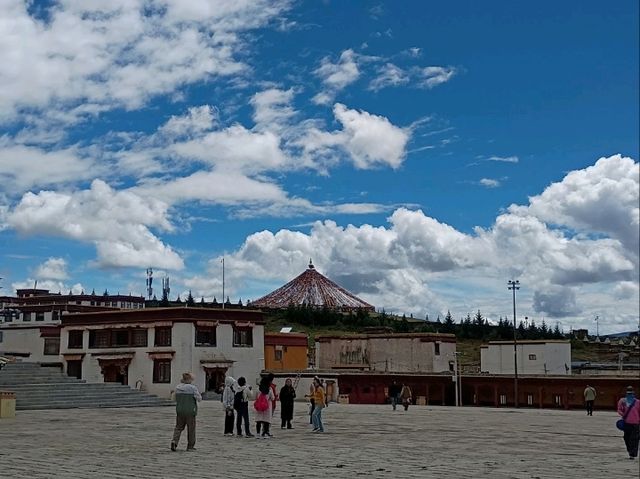 Super beautiful and impressive temple - totally worth a visit!