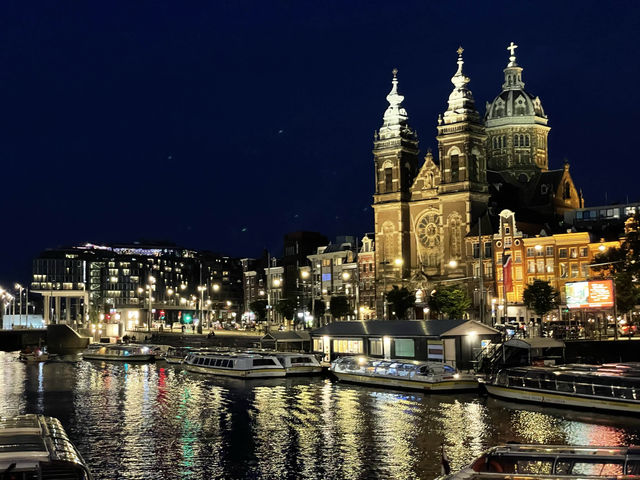 Amsterdam Unveiled: A Tapestry of Canals, Culture, and Culinary Delight
