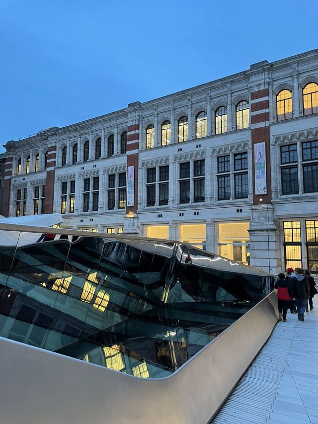 A Perfect Day in West London: Notting Hill, Portobello Road & the V&A Museum
