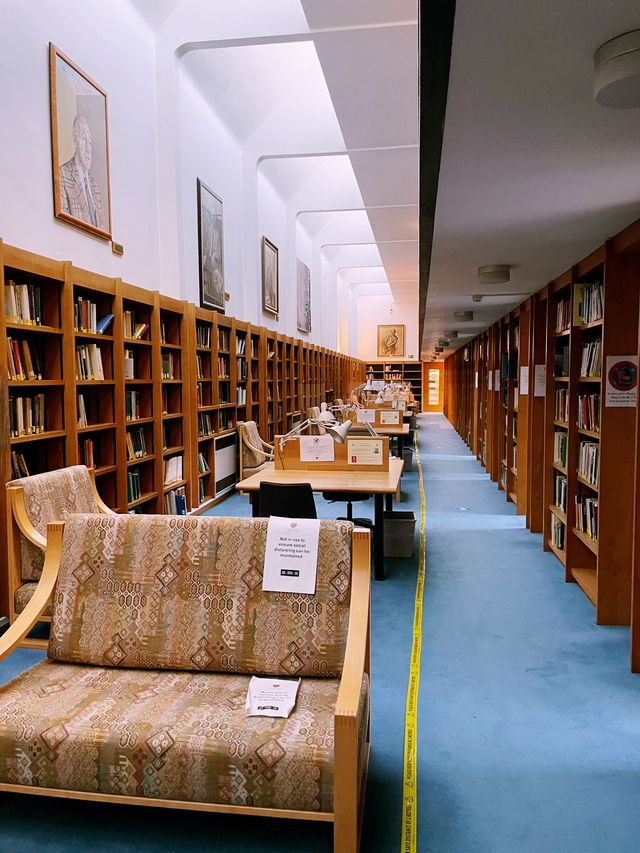 🌿 Discover Oxford’s Hidden Gem: Wolfson College & Riverside Escapes!