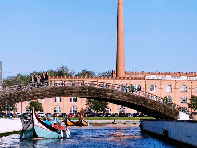 🚣‍♀️🌊 Budget Summer Trip to Aveiro — Canals, Color & Cheap Travel Vibes