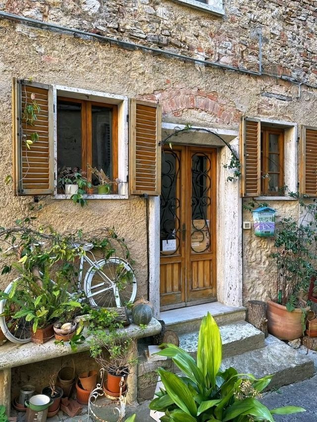 🌿 Thermal Serenity in the Heart of Tuscany – Serre di Rapolano, Italy