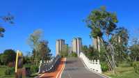 旗山湖公園位於閩侯縣高新區，緊鄰福建師大和福建理工大學，湖水與溪源江和輪船港河相通，813畝的公園綠化面積，主要觀賞景點有:清風坪、桃花渚、荔枝林、梅渚島、古韻流芳等等，遊客可以在此劃船、賞花、放風箏、看日落……，它在2018年開始開挖興建，是目前福州地區第一大的綠色生態景觀湖泊公園