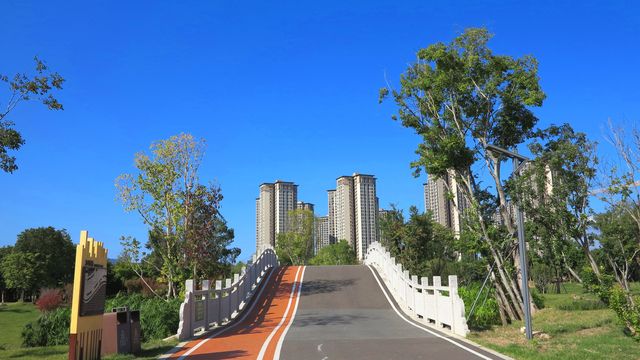 旗山湖公園位於閩侯縣高新區，緊鄰福建師大和福建理工大學，湖水與溪源江和輪船港河相通，813畝的公園綠化面積，主要觀賞景點有:清風坪、桃花渚、荔枝林、梅渚島、古韻流芳等等，遊客可以在此劃船、賞花、放風箏、看日落……，它在2018年開始開挖興建，是目前福州地區第一大的綠色生態景觀湖泊公園