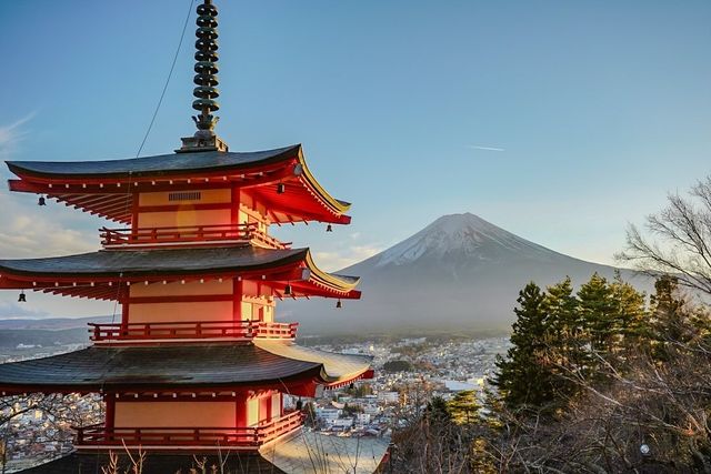 探索山梨之巔：新倉富士淺間神社的壯麗景色與神秘魅力！