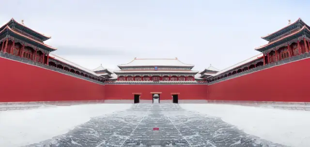 A dreamy night return to the Forbidden City! The Palace Museum welcomes the flying snow, with white snow lining the red walls